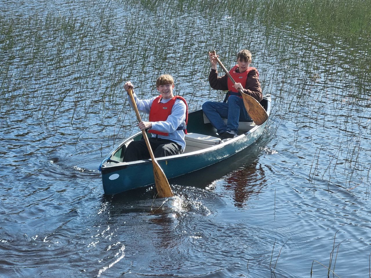To gutar i ein kano