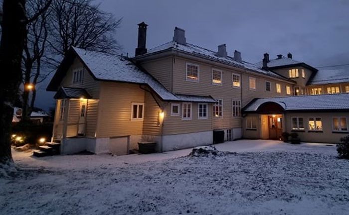 Skulen i blåtimen, ute er det snø og vinter