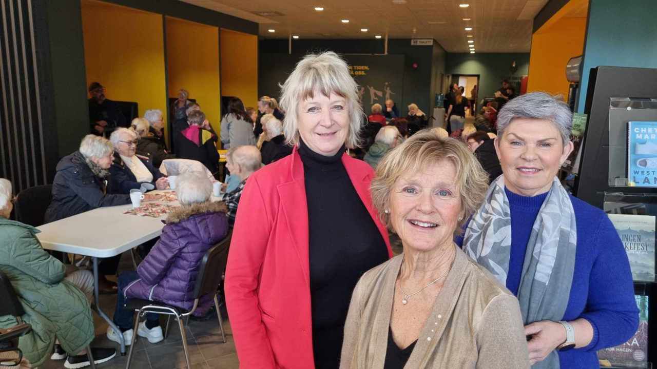 Biletet viser foajeen i kulturhuset. Tre kvinner står i framgrunnen av biletet. Det er Wenche Tislevoll, Johanne Øvstebø Tvedten og Ellinor Bergesen. I bakgrunnen sit mange eldre menneske rundt småbord og drikk kaffi og et kaker.